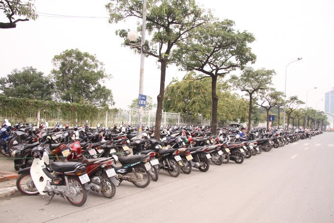 Một số bãi xe tự phát phục vụ người hâm mộ cũng được mọc lên ngay trên vỉa hè và lề đường LĐT.