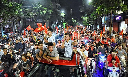 Cổ động vi&ecirc;n ăn mừng khi đội Việt Nam thắng Philippines&nbsp;h&ocirc;m 2/12.&nbsp;Ảnh: Giang Huy