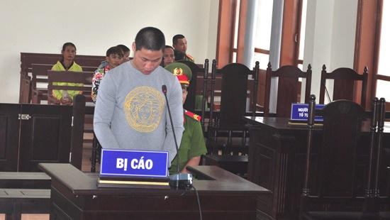 Nổi máu yêu râu xanh, cha dượng hiếp dâm con gái riêng của vợ