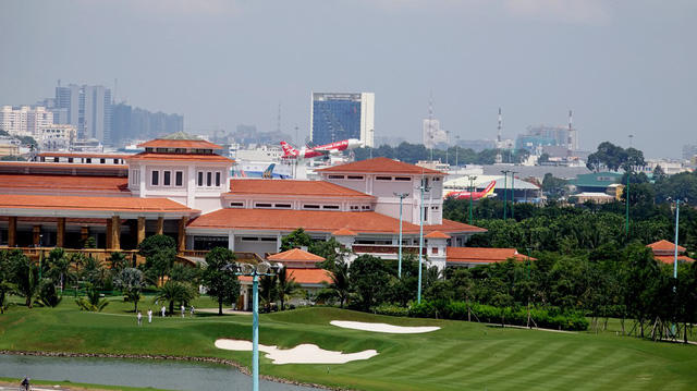 Cũng từ hướng nhìn này, tòa nhà rộng gần 13.000m2 sẽ che khuất cảnh máy bay lúc vừa cất đầu rời mặt đất. Chỉ khi máy bay đạt cao độ khoảng vài chục mét mới thấy máy bay cất cánh.