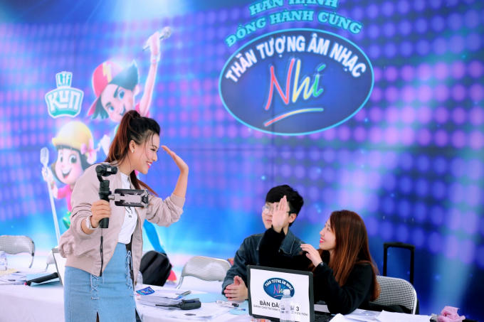 Hoàng Oanh thấy mình trẻ gần chục tuổi khi dẫn Vietnam Idol Kids