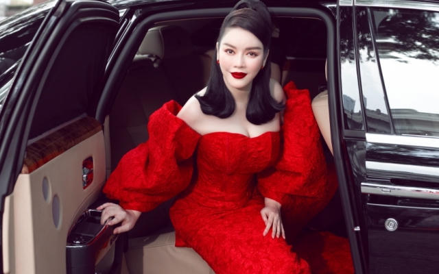 Lý Nhã Kỳ ngồi siêu xe 40 tỷ đồng đi xem thời trang