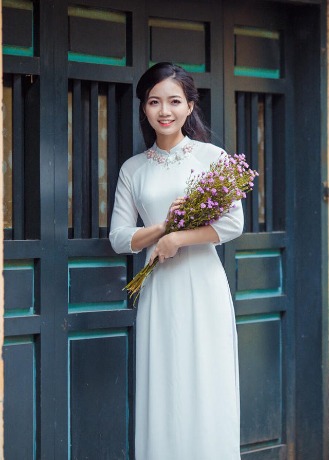 Là cô giáo dạy Toán nhưng cô giáo trẻ Phan Hồng Anh lại rất nữ tính