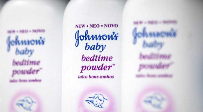 Johnson & Johnson đối mặt với khoản tiền bồi thường 110 triệu USD, khoản tiền lớn thứ 5 trong lịch sử tố tụng của Mỹ. (Ảnh: Bloomberg)