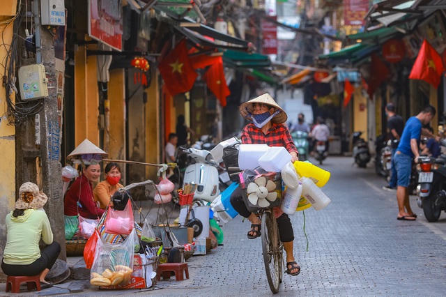 Nơi đâu cũng tràn ngập cờ đỏ sao vàng tạo không gian sống động, đầy sắc màu.