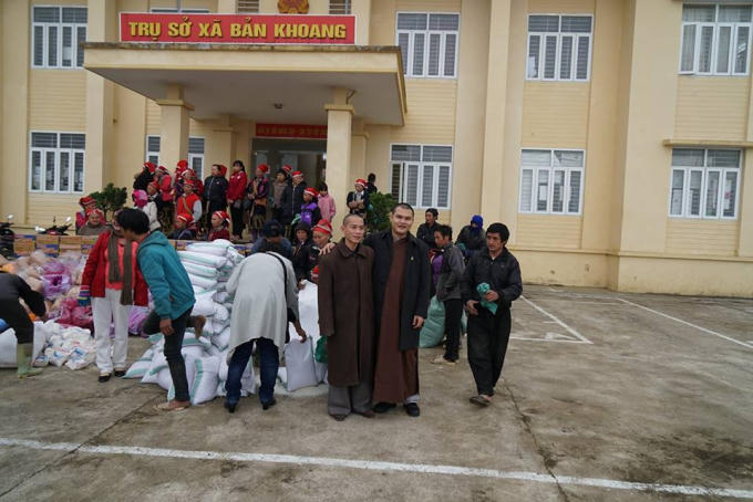 Thầy Thích Minh Tồn (Áo choàng nâu bên trái) chuẩn bị phát quà từ thiện.
