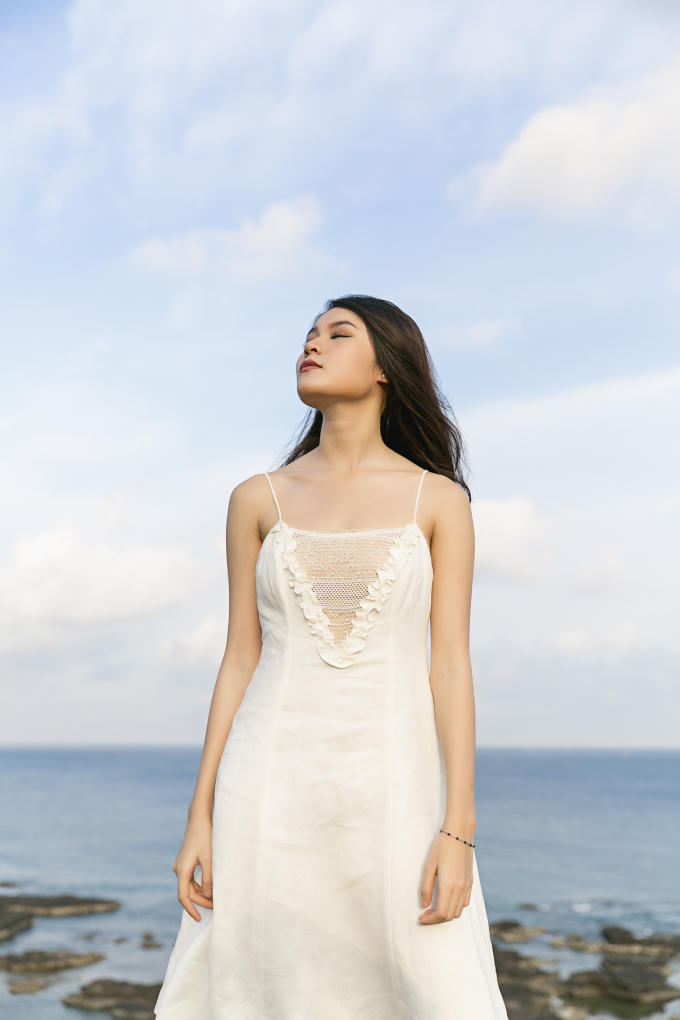 Á hậu Thuỳ Dung khoe vẻ đẹp mong manh ở đảo Phú Quý