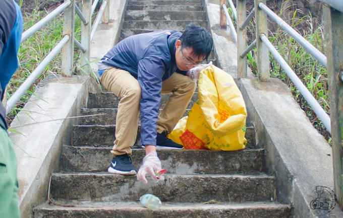 Đoàn viên thanh niên thu nhặt rác tại các điểm thu thu hút nhiều khách du lịch đến với Bình Liêu.