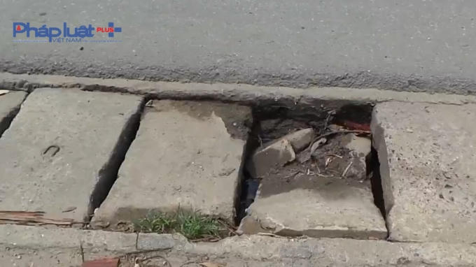 Hệ thống rãnh thoát nước 2 bên đường đã bị mất nắp đậy hoặc bị vỡ.
