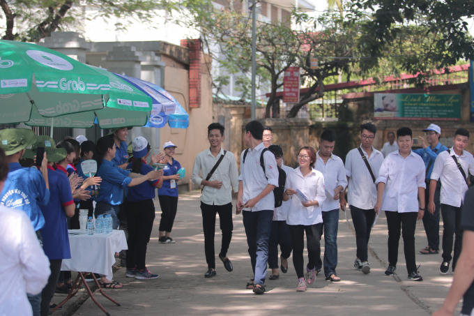 Những tràng pháo tay dành cho những thí sinh hoàn tất bài thi sớm.
