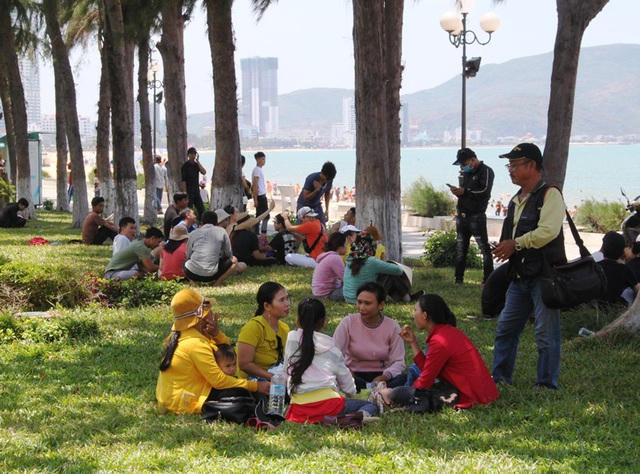 Người dân đến từ rất sớm chờ tới giờ