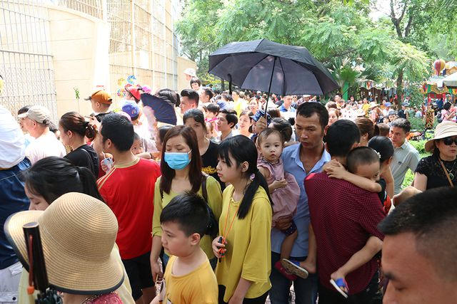 Tuy thời tiết Hà Nội trong buổi sáng nay khá mát mẻ, nhưng số lượng người vào công viên quá đông nên ai cũng mướt mồ hôi.