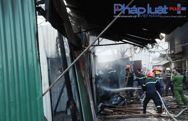 Đám cháy dữ dội, thiêu rụi nhiều tài sản của chủ cơ sở