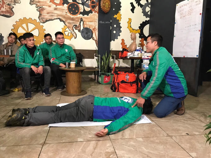 Một buổi hướng dẫn sơ cứu người bị nạn.