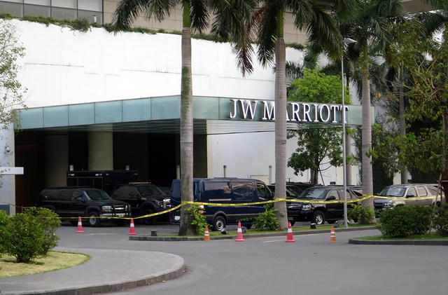 Toàn cảnh dàn xe "khủng" hộ tống Tổng thống Obama.