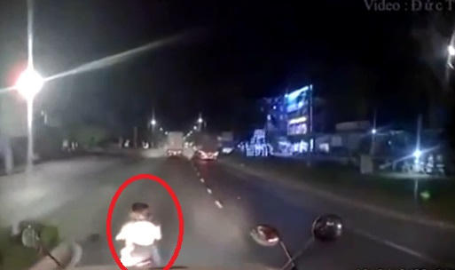 Pha sang đường bất chấp nguy hiểm của 2 cô gái. (Ảnh: Cắt từ clip)