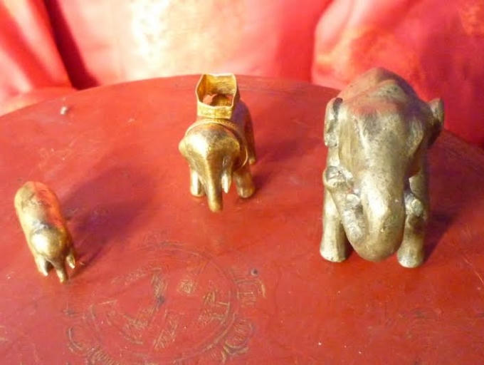 Hai con voi bằng vàng ròng (nhỏ), con voi lớn bằng đồng được Cố Đạo gìn giữ cẩn thận. Những bảo vật này cũng gắn liền với những câu chuyện linh thiêng.