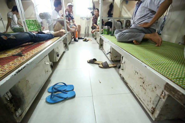 Mỗi giường nghỉ có ngăn để đồ cá nhân cùng khoá riêng.