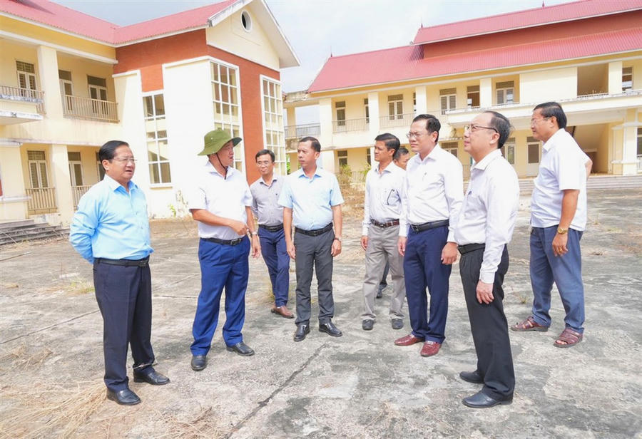 Ông Huỳnh Quốc Việt - Phó Bí thư Thường trực Tỉnh ủy Cà Mau (đội mũ) cùng lãnh đạo tỉnh khảo sát tại Khu tái định cư ấp Bửu 2.