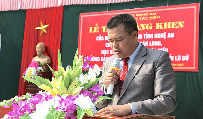 Thầy Phan Bá Nguyện - Hiệu trưởng trường THPT Tây Hiếu xúc động trước hành động dũng cảm của em Long.