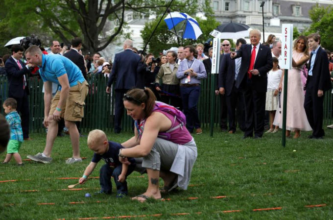 Gia đình Tổng thống cùng nhau xem trò lăn trứng Phục sinh.