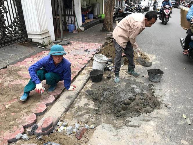 Nhiều tuyến phố trên địa bàn các quận của Hà Nội triển khai lát lại vỉa hè bằng đá tự nhiên thay vì gạch như trước đây. Tuy nhiên, vỉa hè lát chưa được bao lâu đã xuống cấp nghiêm trọng, thế nên Chủ tịch UBND TP Hà Nội yêu cầu Thanh tra TP Hà Nội trong tháng 12 phải báo cáo kiểm tra, làm rõ chất lượng lát đá tự nhiên tại vỉa hè các tuyến đường. Trong thời gian đợi thanh tra, hàng chục tuyến vỉa hè trong tình trạng nham nhở.