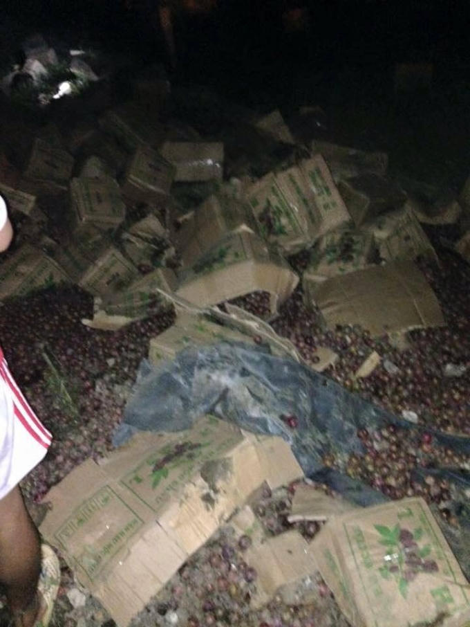 Hiện trưởng vụ tai nạn xe tải chở mận lao xuống vực sâu.