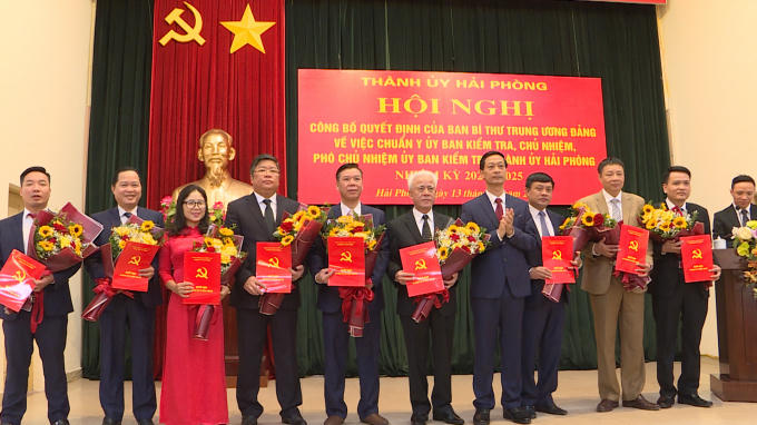 Phó Bí thư Thường trực Thành ủy Đỗ Mạnh Hiến chúc mừng các đồng chí trên cương vị mới.