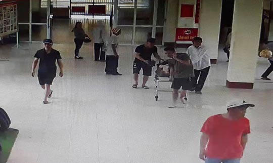 Vụ giắt 2 dao vào bệnh viện uy hiếp bác sĩ, đòi 'làm nhanh' mới xảy ra tại Bệnh viện Đa khoa Hà Tĩnh ngày 23-4. (Ảnh lấy từ camera giám sát)