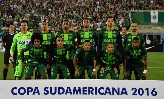 Chapecoense gặp tai nạn máy bay. 19 thành viên của đội bóng Brazil tử nạn trong thảm họa máy bay ở Colombia. Đây được xem là thảm họa lớn nhất liên quan đến bóng đá trong thế kỷ 21. Các thành viên của Chapecoense gặp nạn trên đường đến Medellin, Colombia để đá chung kết Copa Sudamericana. Ronaldo giành Quả Bóng Vàng 2016. Ngôi sao người Bồ Đào Nha lần thứ tư giành danh hiệu cá nhân cao quý nhất trong môn bóng đá. Trong năm 2016, Ronaldo cùng Real Madrid vô địch Champions League và Euro với đội tuyển Bồ Đào Nha. Lionel Messi giành Quả Bóng Bạc và Antoine Griezmann giành Quả Bóng Đồng. Năm nay, tạp chí France Football dừng hợp tác với FIFA trong việc bầu chọn giải thưởng này.