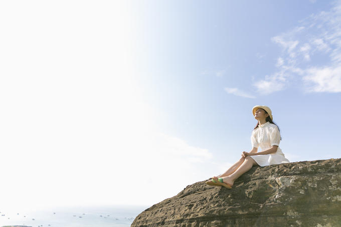 Á hậu Thuỳ Dung khoe vẻ đẹp mong manh ở đảo Phú Quý