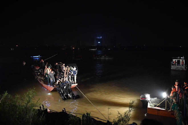 Xác định danh tính chủ xe Mercedes rơi xuống sông Hồng