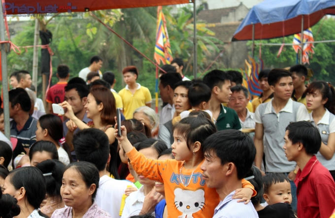 Ghi lại cảnh múa Lân thú vị trong dịp lễ hội. (Ảnh: Đức Biên).