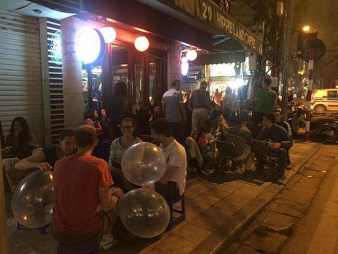 Bóng cười được bán công khai tại phố Nguyễn Hữu Huân (Hà Nội)
