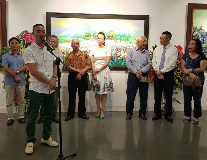 Hoạ sỹ Nguyễn Minh Sơn phát biểu cảm ơn các vị khách quý đến với triển lãm.