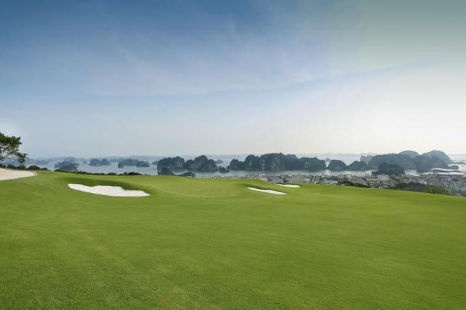Một góc sân golf đã hoàn tất với fairway lượn sóng và thảm cỏ xanh mịn.