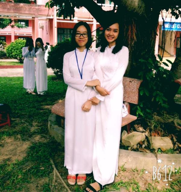 Em Đặng Quỳnh Giao (bên trái) đã xuất sắc nhận được 3 học bổng quốc tế