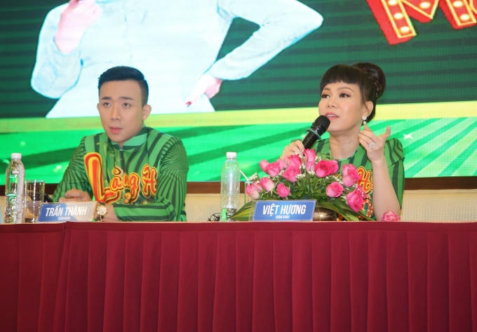 Việt Hương và Trấn Thành làm giám khảo của chương trình.