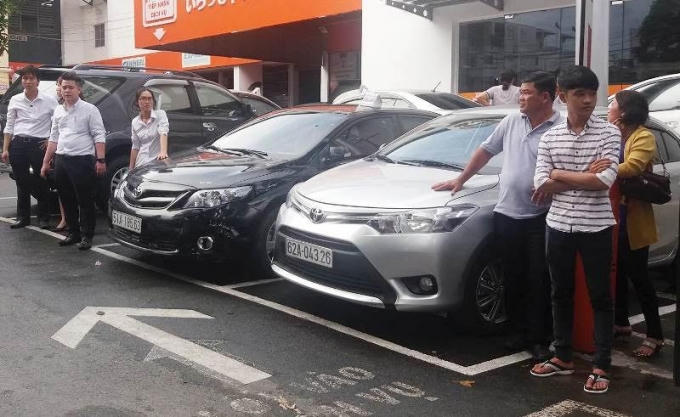 Nhiều ôtô đang sửa chữa được đưa ra ngoài.