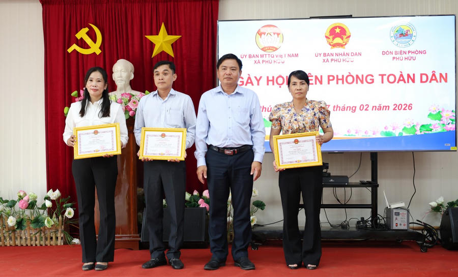 Các tập thể nhận giấy khen của UBND xã Phú Hữu.