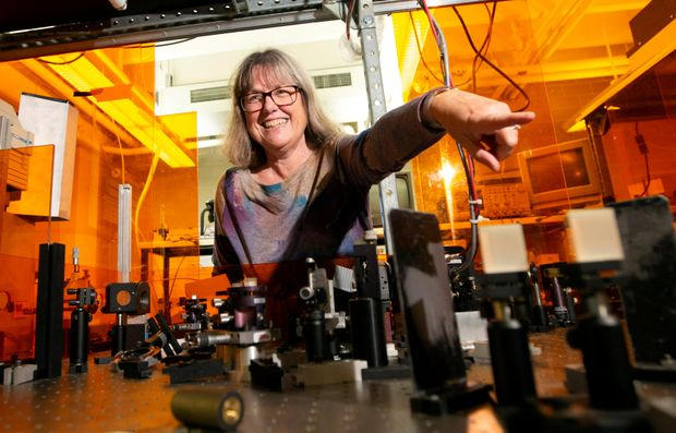 Donna Strickland chụp ảnh trong phòng thí nghiệm của mình sau khi đoạt giải Nobel Vật lý. Ảnh: theglobeandmail.com