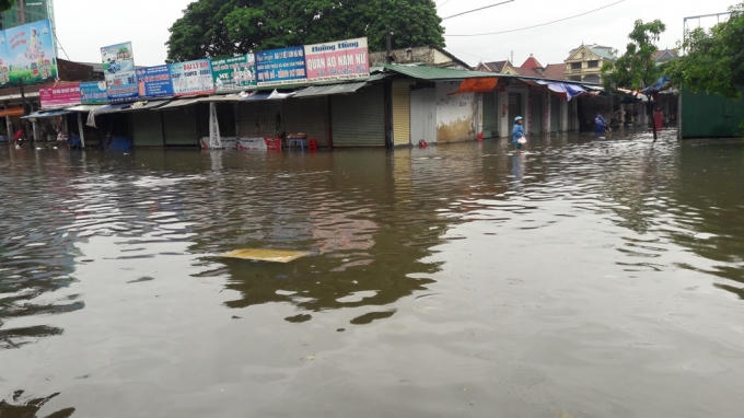 Khu vực chợ Hưng Dũng, TP Vinh cũng ngập sâu khiến hoạt động kinh doanh tại đây bị ngưng trệ.