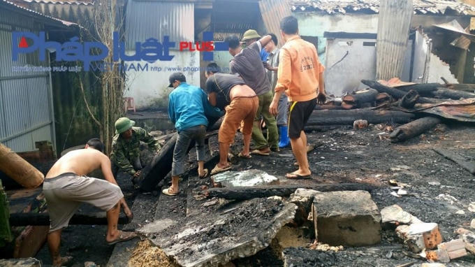 Người dân trong thôn đang dọn dẹp giúp đỡ gia đình bị nạn.