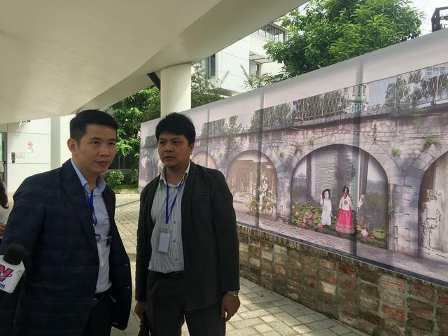 Ông Phạm Tuấn Long - Phó Chủ tịch UBND quận Hoàn Kiếm nghe góp ý của các chuyên gia về những bích họa dự kiến thể hiện trên những vòm cầu đường sắt phố Phùng Hưng.