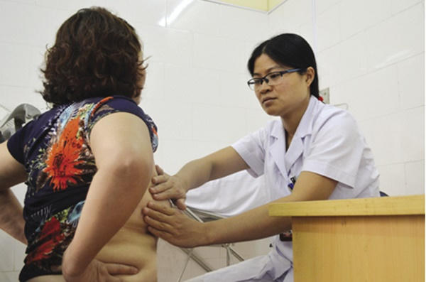 Khám tầm soát ung thư vú.