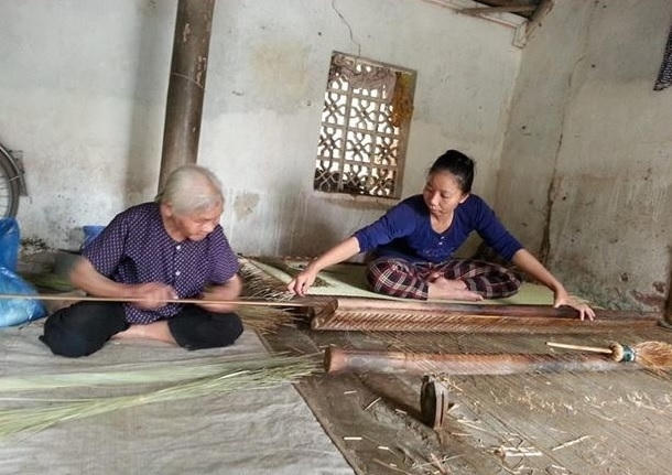 Cụ dệt chiếu thuê để kiếm tiền sống qua ngày.