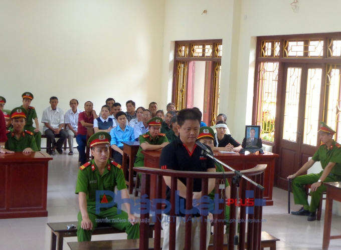 Bị cáo Đỗ Văn Hòa trước vành móng ngựa.