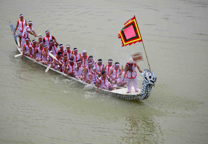 Giỗ Tổ H&ugrave;ng Vương 2018: S&ocirc;i động lễ hội bơi chải truyền thống tr&ecirc;n S&ocirc;ng L&ocirc;
