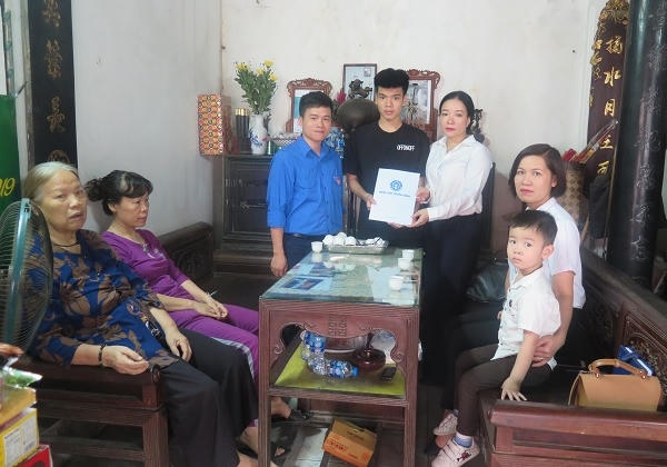 Tặng thẻ BHYT cho người có hoàn cảnh khó khăn tại 8 tỉnh thành