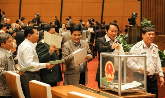 Các đại biểu tiến hành bỏ phiếu.
